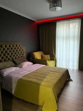 Апартаменты Apartments Lux in city center Lviv Львов Апартаменты Art с 2 спальнями, Hnatyuka 3-19